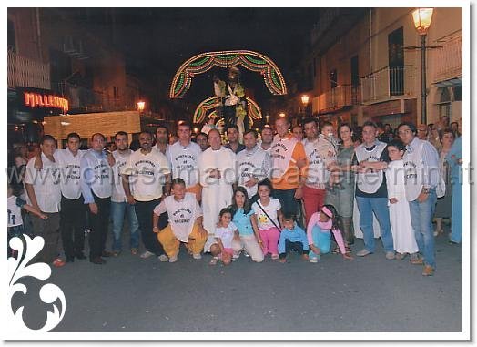 2006.jpg - Comitato e devoti portatori anno 2006